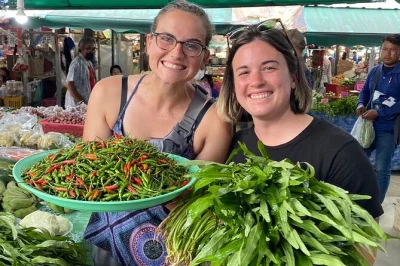 Empieza tu mañana en chiang mai en el mercado somphet, luego cocina platos tailandeses en una granja orgánica con un chef local. incluye recogida, recetas y cocina al aire libre.
