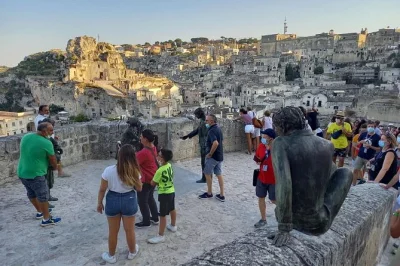Explore os antigos sassi de matera, visite casas-caverna e uma igreja rupestre centenária, tudo com entrada inclusa e guia local para te acompanhar.