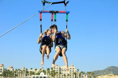 Sinta a emoção de voar sobre cabo san lucas com um passeio de parasailing por land’s end e praia do médano, guiado por especialistas locais. inclui guia certificado e todo o equipamento.