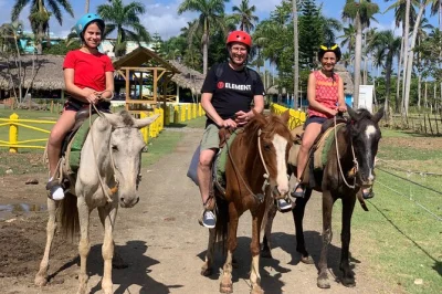 Sinta a areia sob os cascos na costa esmeralda de miches com um passeio a cavalo em rancho local, água de coco fresca e transfer de punta cana. tour de meio dia para quem busca algo autêntico.
