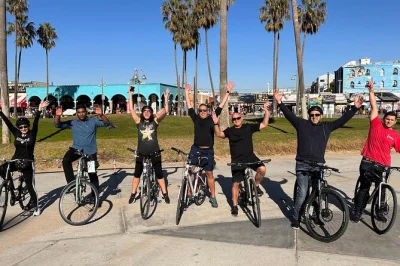 Explore os bairros de la de perto com um tour de bike elétrica de um dia inteiro, saindo de west hollywood até venice beach, com almoço, guia local e todo o equipamento incluso.