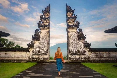Erlebe den lempuyang tempel mit dem berühmten himmelstor, spaziere durch den tirta gangga wassergarten und entspanne am virgin beach. privattransfer und lokaler guide inklusive.