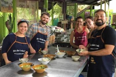 Krabi erleben: frische zutaten sammeln, authentische thai-gerichte mit chef ya zubereiten – inklusive hoteltransfer und allen zutaten.