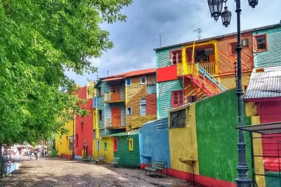 Descubre buenos aires en un tour privado: desde el colorido caminito hasta la elegancia tranquila de recoleta. guía bilingüe, transporte y paradas locales incluidos.