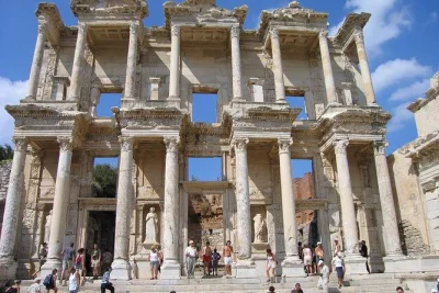 Esplora efeso, il tempio di artemide e i travertini di pamukkale in un tour di 2 giorni da istanbul. include hotel, guida e trasporto. prenota ora.