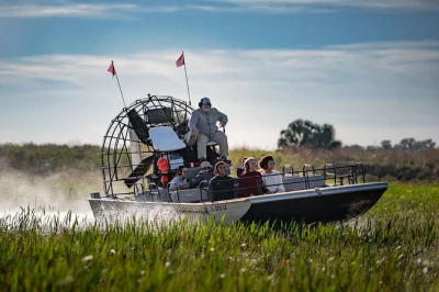 Vivi un emozionante giro in airboat di 30 minuti nelle everglades della florida, cerca gemme, incontra gli alligatori e gusta un pranzo bbq vista lago. incluso ingresso al parco.