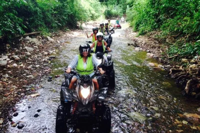 Explore jaco em um passeio de atv por trilhas na montanha, pare em cachoeiras para nadar e descubra a floresta tropical. guia bilíngue e combustível inclusos.