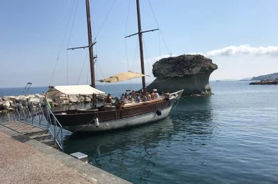Explore ischia a bordo de um veleiro vintage, nade em praias escondidas, aproveite almoço caseiro no barco e relaxe com guias locais. bebidas e snorkel incluídos.