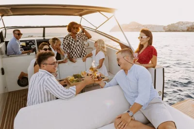Profitez d’une coupe de mousseux croate en naviguant au coucher du soleil le long des remparts de dubrovnik, autour de l’île de lokrum et des plages secrètes—bateau privé, snacks, boissons et