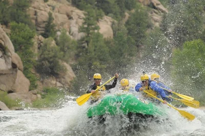 Sinta a adrenalina do browns canyon no colorado com rafting classe iii-iv, vistas das montanhas e guias experientes. inclui transporte no rio e todas as taxas.