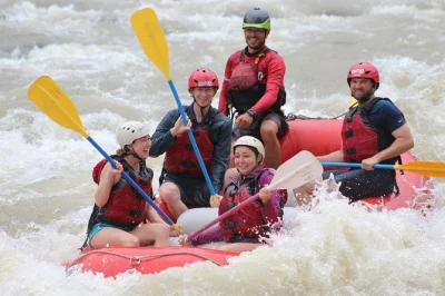 Feel the rush on sarapiquí river’s class 3-4 rapids from la fortuna, guided by locals with hotel pickup and riverside lunch included—adventure and laughter ahead.