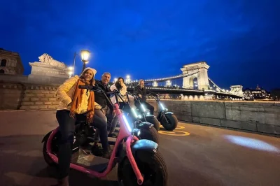 Descubra budapeste à noite com um passeio de monsteroller e-scooter pelo castelo, guiado por moradores locais. capacete, taxas e capa de chuva inclusos. grupos pequenos.