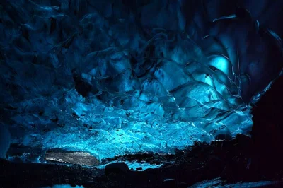 Scopri le grotte di ghiaccio blu vicino alla laguna di jokulsarlon, esplora con guida esperta e vivi l’avventura in super jeep—tutto l’equipaggiamento di sicurezza incluso, gruppi piccoli garant