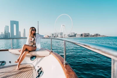Embarque em um iate de luxo na dubai marina para um passeio de 1 hora passando por ain dubai e bluewaters island. inclui suco, água, música e guia de áudio a bordo.