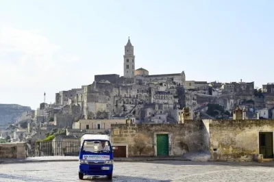 Explore as ruas de pedra de matera em um clássico tuk tuk ape calessino, visite as antigas cavernas dos sassi, conheça igrejas históricas e aproveite um tour privativo com entrada em museu.