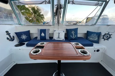 Disfruta un tour en barco de 5 horas en tamarindo con snorkel, paddle board y cena buffet. incluye barra libre y parada en playa escondida.