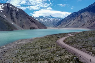Découvrez les andes lors d'une journée à cajón del maipo depuis santiago, avec un pique-nique au bord du lac, du vin chilien et des empanadas locales. prise en charge à l'hôtel incluse.