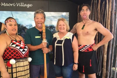 Sinta o vapor e a cultura da vila maori whakarewarewa em rotorua, veja o gêiser pohutu, experimente um almoço hangi e viaje com transfer de tauranga incluso.