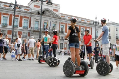 Descubre madrid en segway pasando por el palacio real, plaza mayor y parques junto al río. elige tu ruta, disfruta una tapa y recorre la ciudad con un guía local.