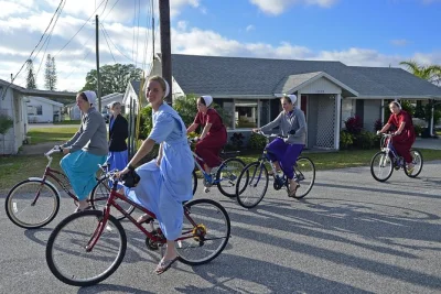 Découvrez pinecraft à sarasota, rencontrez les amish et mennonites locaux, goûtez la fameuse tarte de der dutchman et visitez la boutique de quilts d'alma sue. balade en trolley climatisé incluse.