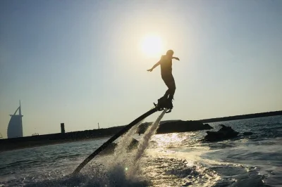 Vive la emoción de una aventura de 30 minutos en flyboard en dubai, justo frente al burj al arab. incluye instructor, fotos y descuento en café tras la sesión.