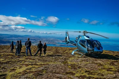 Vivi l’emozione di un tour in elicottero a reykjavik con atterraggio su una vera cima, volo sulla città e pilota locale. accessibile in sedia a rotelle e orari flessibili.
