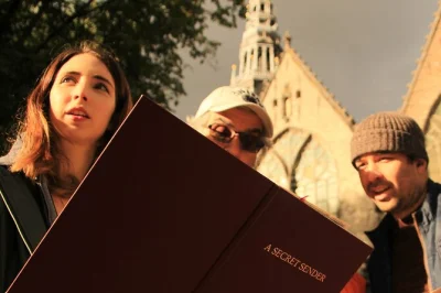 Explore a era de ouro de amsterdam com uma caça ao tesouro interativa, resolvendo enigmas pelas ruas da cidade. inclui mochila com kit, histórias locais e todas as ferramentas necessárias.