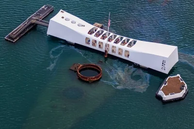 Conheça a história de pearl harbor, visite o uss arizona memorial, explore museus da segunda guerra e descubra os marcos históricos de honolulu. ingressos e transporte inclusos.