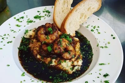 Vive una clase práctica de cocina cajún en el french quarter con cena, bebidas y anécdotas de chefs locales. incluye ingredientes y acceso para silla de ruedas.