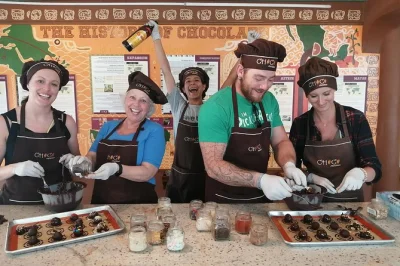 Scopri i segreti del cioccolato messicano al chocomuseo di puerto vallarta, crea i tuoi tartufi e bonbon e porta a casa le tue dolci creazioni. guida e materiali inclusi.