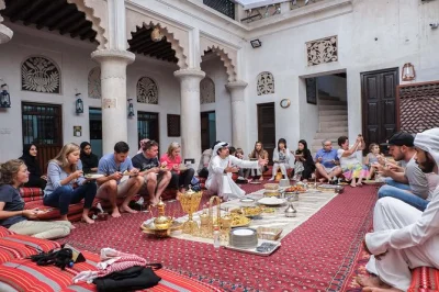 Erlebe eine traditionelle emiratische mahlzeit im al fahidi viertel in dubai, trinke arabischen kaffee mit einheimischen und stelle alle fragen zur kultur. inklusive mittagessen und offenem kultur-dia