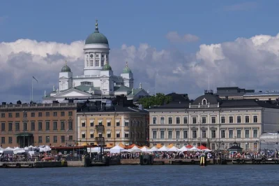 Scopri le attrazioni principali di helsinki con un tour privato a piedi di mezza giornata. include guida locale, tram cittadino e soste flessibili. ritiro da hotel o porto.