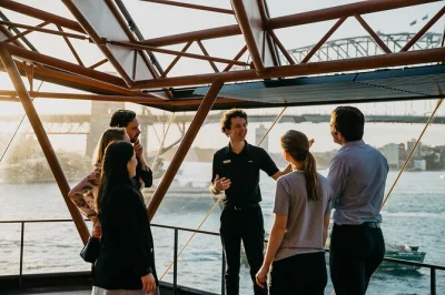 Vive la energía del puerto de sydney, explora la Ópera con guía y disfruta de un almuerzo o cena temprana frente al agua. incluye entrada y opción de comida.