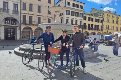 Descubra pádua de bicicleta: explore locais históricos, prove delícias típicas e desfrute de um autêntico aperol spritz. tour guiado em grupo pequeno pela cidade.