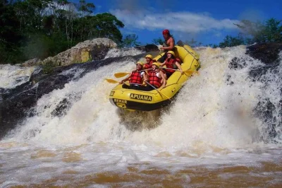Vivez l’adrénaline du rafting sur le rio cubatão près de florianópolis, accompagné d’un guide local. Équipement de sécurité inclus. dès 12 ans, réservez vite votre place.