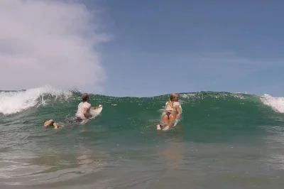 Erlebe dein erstes wellenreiten in tamarindo mit einem lokalen surflehrer – alles inklusive ausrüstung. kleine gruppen oder privatstunden, flexibler treffpunkt.