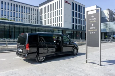 Arriva a cracovia senza stress con un trasferimento privato dall’aeroporto: monitoraggio volo, accoglienza personalizzata, veicolo moderno e assistenza bagagli fino a 7 persone.