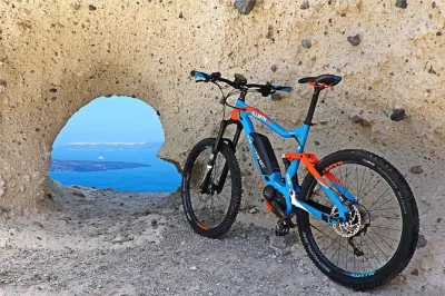 Découvrez santorin en e-bike le long des villages du sud, des sentiers anciens et la plage de sable noir de perivolos. guide, transfert et encas inclus.