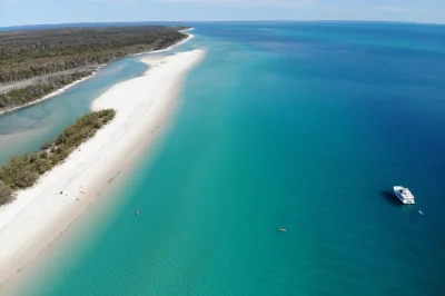 Erlebe die ruhige westküste von k'gari bei einer 5-stündigen bootstour ab hervey bay – inklusive kajakfahren, schnorcheln, buffet-mittagessen und hoteltransfer für einen entspannten tag.