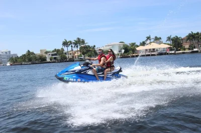 Erlebe den kick bei einer jet-ski-tour in fort lauderdale vorbei an mega-yachten und luxusvillen am wasser. inklusive sicherheitseinweisung, fotos und kompletter ausrüstung – direkt buchen für sch