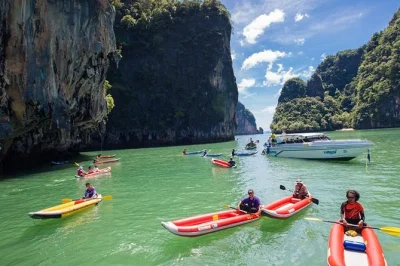 Explore as ilhas de calcário da baía de phang nga de caiaque, nade em praias escondidas e conheça a ilha james bond. inclui almoço buffet, transporte e guia especializado. reserve já.