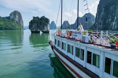 Feel the rhythm of halong bay with kayaking, cave walks, and a fresh seafood lunch. small group cruise from hanoi with expressway transfers and local guide.