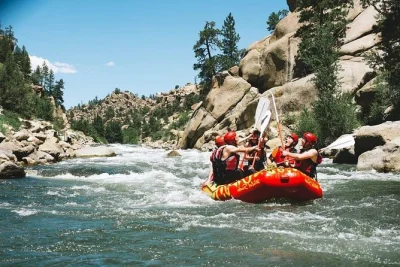 Sinta a emoção do colorado no rafting em browns canyon. inclui equipamento, guia, roupa de neoprene e sapatos para rio. aventura para toda a família perto de buena vista com horários flexíveis.