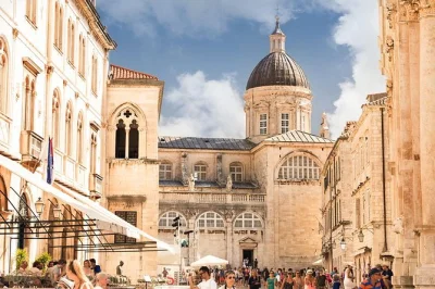 Entra nella città vecchia di dubrovnik con un tour a piedi guidato, ascolta storie locali, visita il palazzo del rettore e il palazzo sponza, e passeggia per le stradine con una guida del posto.
