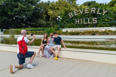 Explore hollywood, veja as mansões de celebridades em beverly hills e passeie pelas ruas icônicas em uma van aberta com guia local. inclui paradas para fotos.
