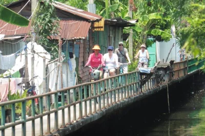 Recorre en bici los barrios vibrantes de bangkok, visita el mercado flotante de taling chan y disfruta de un auténtico almuerzo tailandés. incluye bici, casco, guía y refrescos.