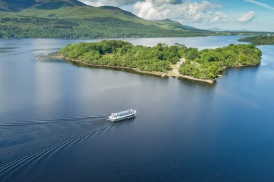 Embarquez à ross castle pour une croisière tranquille sur le lac de killarney, écoutez des histoires locales, observez la faune et profitez d’un confort chauffé. commentaires en direct et accès