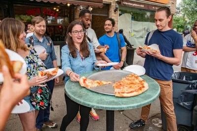 Explore greenwich village com um guia local, provando três pizzas diferentes, conhecendo donos e colecionando histórias—inclui fatias e um caderninho exclusivo.