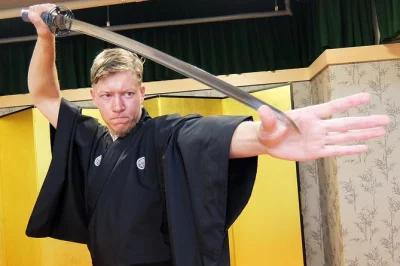 Scopri la scuola dei samurai a kyoto, impara il kenbu con la spada, prova il costume tradizionale e porta a casa un certificato—con guida in inglese e servizio fotografico incluso.