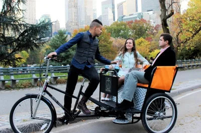 Sinta a energia de nova york em um tour privado de pedicab pelo central park — conheça pontos famosos, converse com seu guia e pare para fotos. acessível para cadeirantes, faça chuva ou faça sol